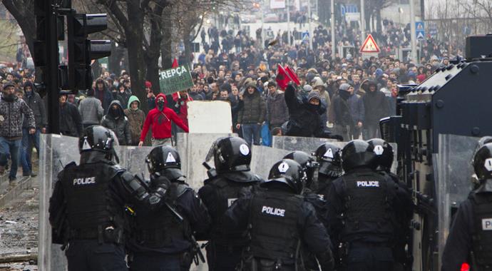 Kosova karıştı: 52'si polis 110 yaralı