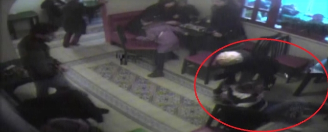 Genç kız sevgilisine saldıran adamı tek hamle ile yere devirdi!