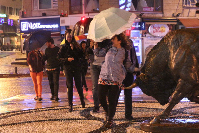 İstanbul'da gece yarısı kuvvetli yağış ve fırtına etkili oldu