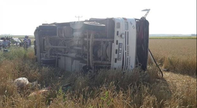 Midibüs devrildi: 3 ölü, 30 yaralı