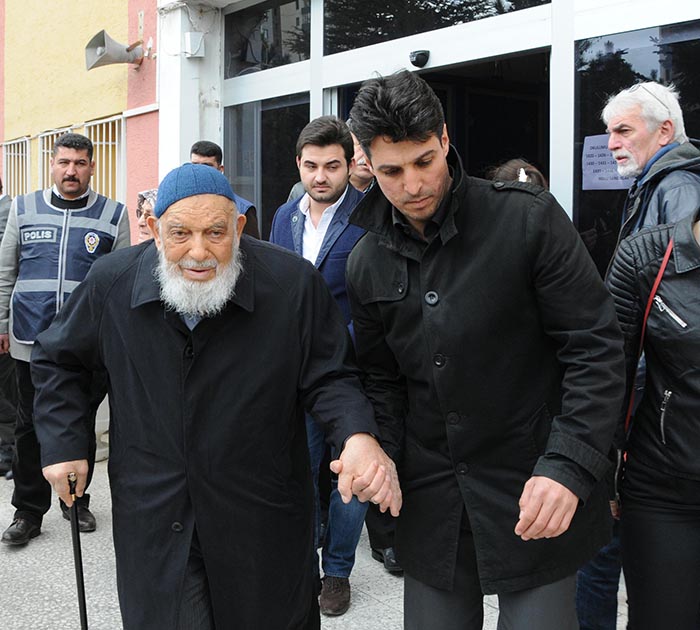 Cumhurbaşkanı'nın anne ve babası oy vermeye torunlarıyla geldi