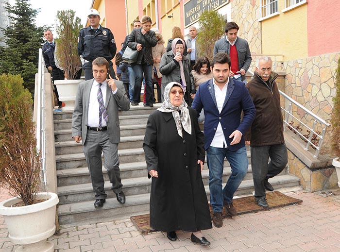 Cumhurbaşkanı'nın anne ve babası oy vermeye torunlarıyla geldi
