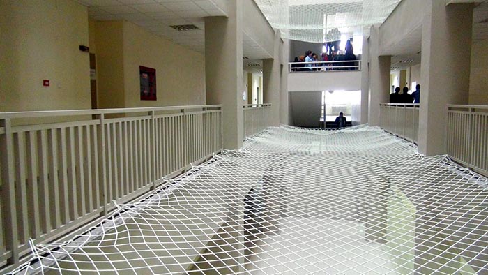 Kafkas Üniversitesi'nde şaşırtan önlem, ağ ördüler!