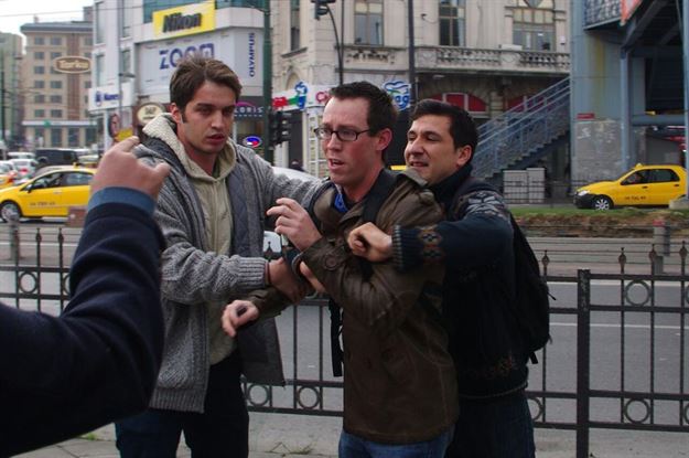 ABD askerinin başına çuval geçirdiler! 12 gözaltı