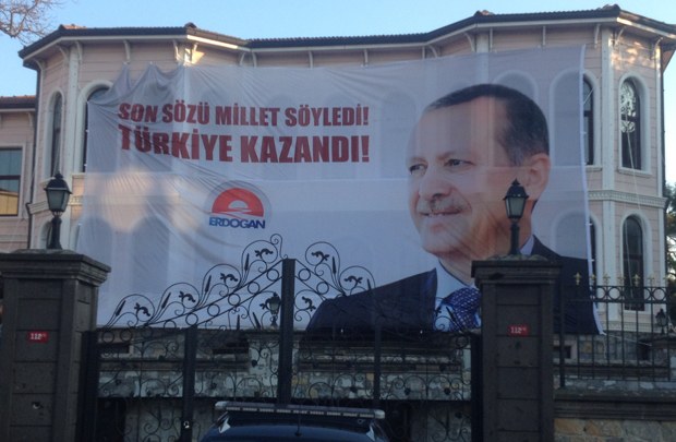 AK Parti'de balkon konuşması hazırlığı, o pankart açıldı