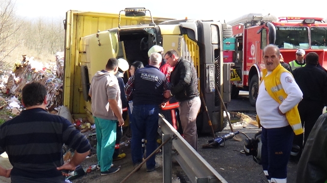 TEM'de kamyon devrildi: 1 ölü