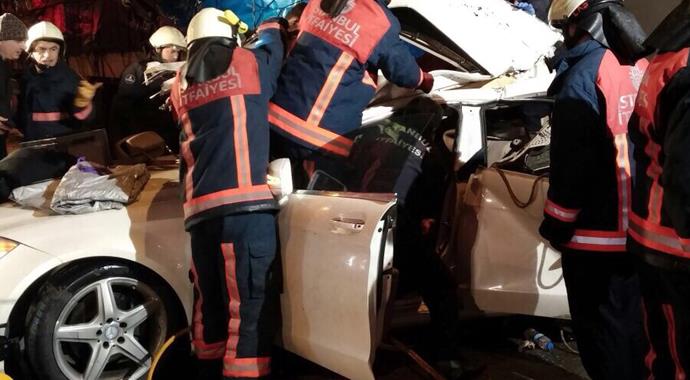Lüks otomobil park halindeki TIR'a çarptı: 3 ölü, 1 yaralı