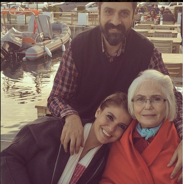Gülben Ergen'den huzurevindeki annesine ziyaret