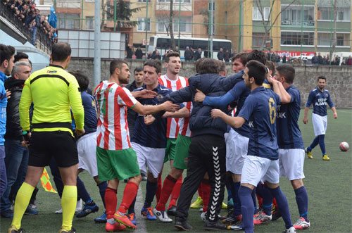 Maçta futbolcu arkadaşına vurdular diye hakeme saldırdı!