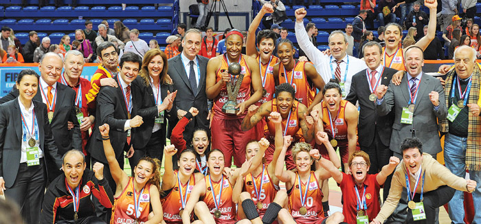 Avrupa'nın en büyüğü! Galatasaray meşalelerle karşılandı