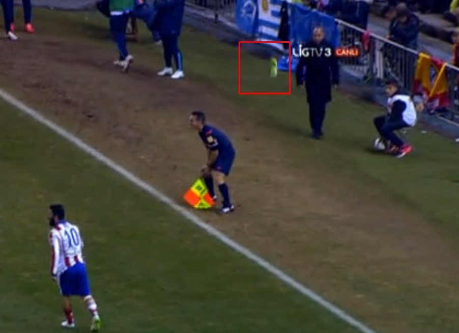 Arda Turan hakeme ayakkabı fırlattı