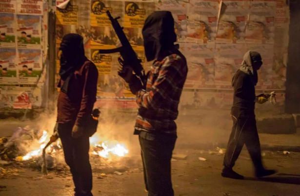 Gazi Mahallesi'nde silahlarla terörü kınama eylemi