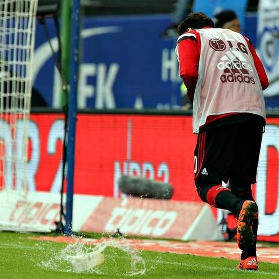 Çalhanoğlu'na bardak attılar!