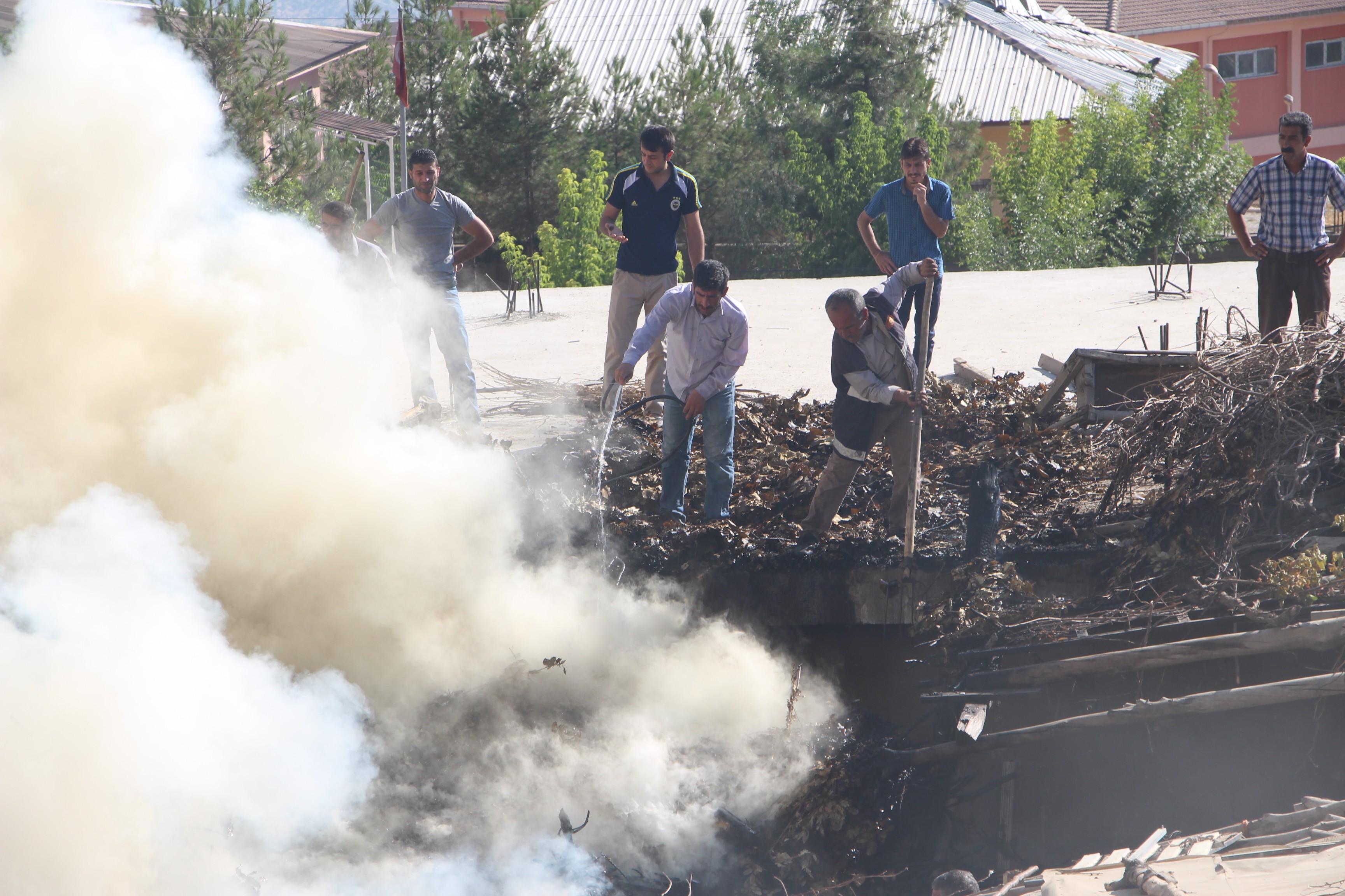 Şırnak'ta yol kesen gruba polis müdahalesi