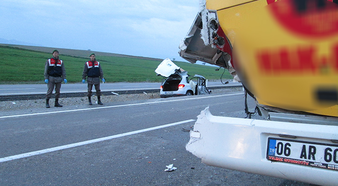 Afyon'da otomobil seçim otobüsüne çarptı: 1 ölü, 2 yaralı