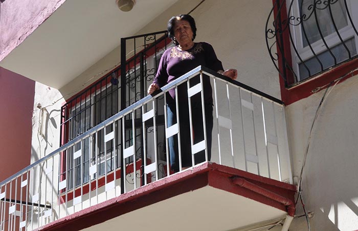 Telefon dolandırıcıları bunu dedi, varını yoğunu balkondan attı!