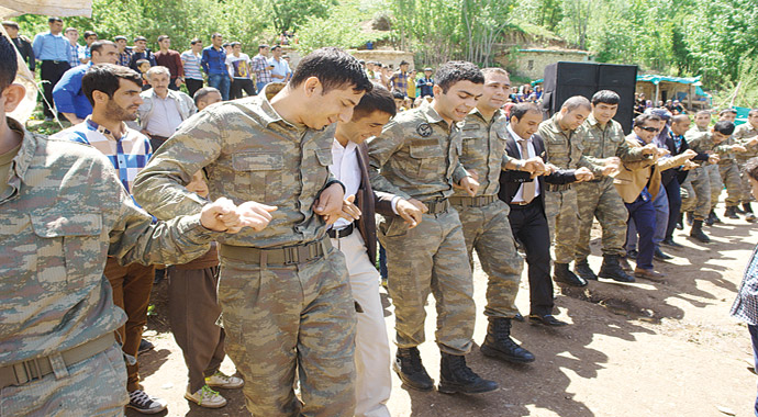 Mehmetçiğin eli tetikte değil artık halayda