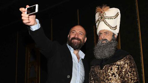 Halit Ergenç Kanuni'yle selfie çekti