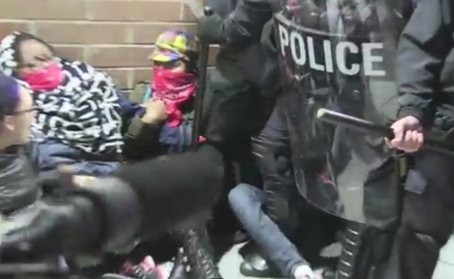 Siyahi öfke, 'Ferguson': Ünlü yazar böyle gözaltına alındı!