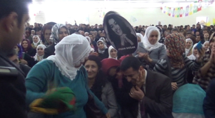 Demirtaş'ı gören telefonuna sarıldı