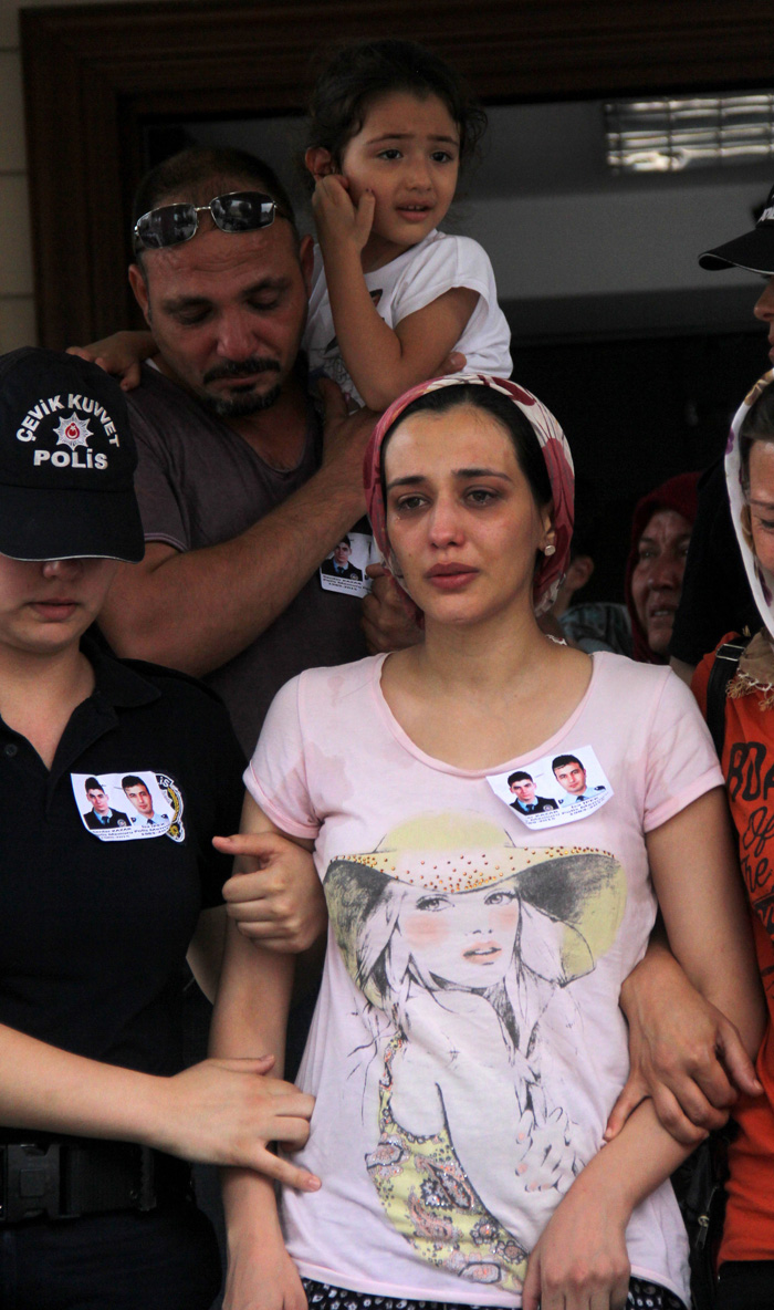 Adana'da şehit olan polislere gözyaşları ile veda