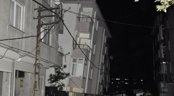 Gaziosmanpaşa'da 5 katlı bina yan yattı
