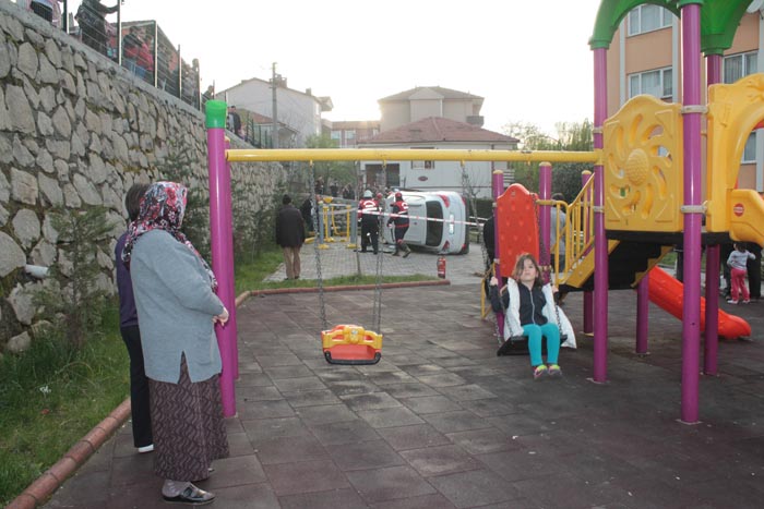 Araba kullanmayı öğrenen kadın sürücü çocuk parkına uçtu