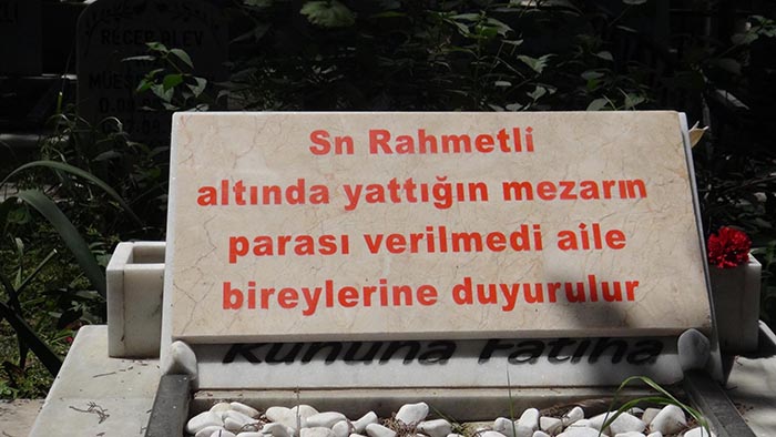 Mezar taşına öyle bir şey yazdı ki!