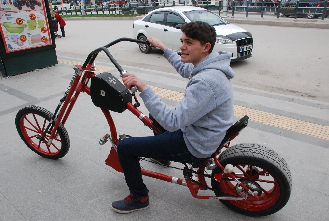 Harley tarzı bisikleti herkesin dikkatini çekti!