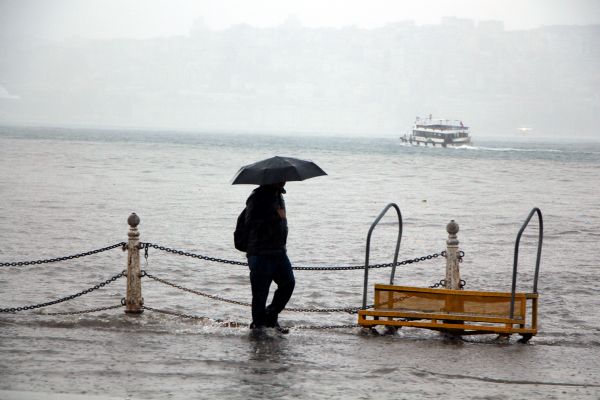 Üsküdar'da denizle kara yine birleşti
