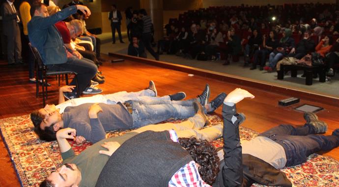 Salonu dolduran kalabalı hipnozla uyudu