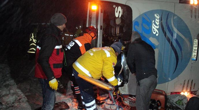 Erzincan'da feci kaza yolcu otobüsü devrildi, 1 ölü 41 yaralı