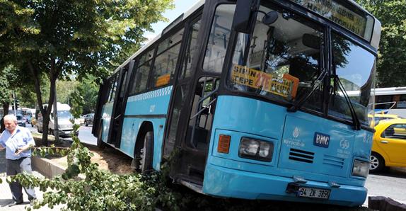 Beşiktaş'ta halk otobüsü kaldırıma çıktı
