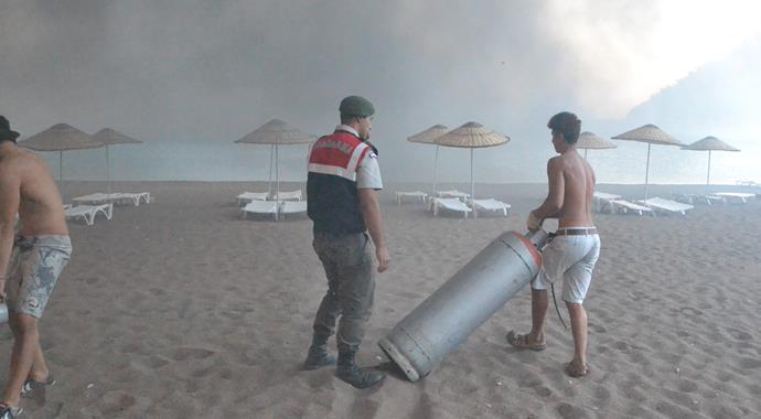 Antalya'da otel ve pansiyonları da etkileyen yangın söndürüldü