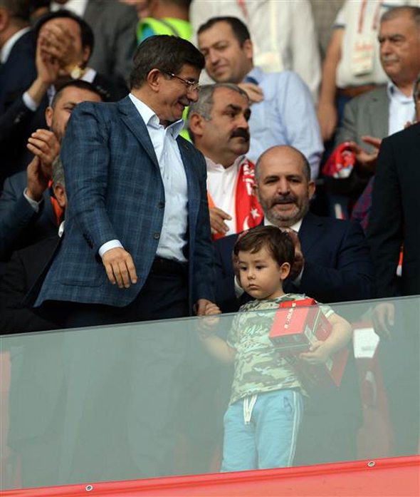 Başbakan şehit çocuğuyla tribünde