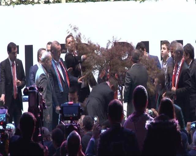 Bu kez Cumhurbaşkanı Erdoğan korumaları korudu