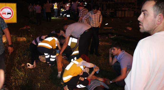 Otomobille çarpışan midibüs takla attı, işçiler yola savruldu