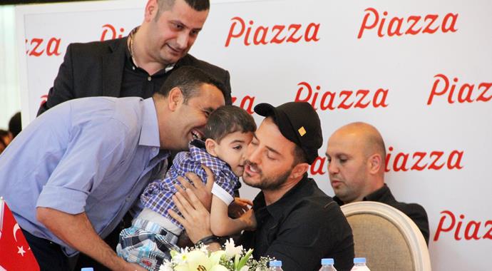 Urfa'da Gökhan Özen'e dokunmak isteyenler izdihama yol açtı