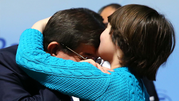 Cumhurbaşkanı ve Başbakan'ı alnından öpen o çocuk bakın kim çıktı