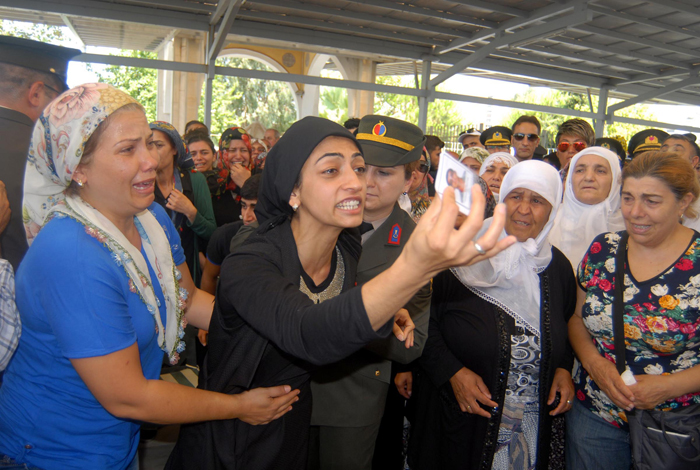 Şehit cenazesinde yürek yakan feryat!