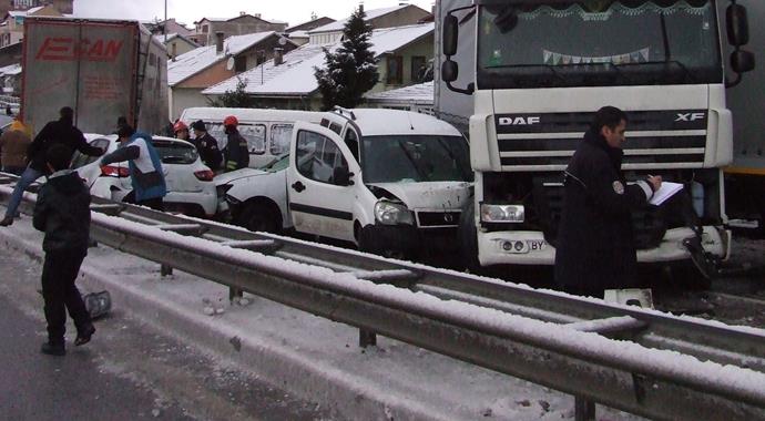 Kocaeli'nde zincirleme trafik kazası: 10 yaralı