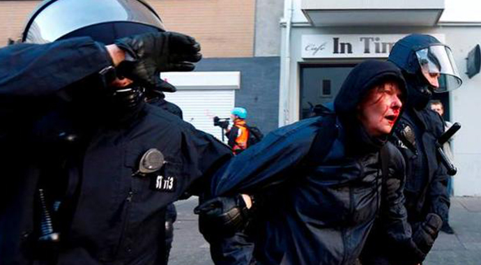 Alman polisinden dünyaya 'demokrasi' dersi: 300'den fazla yaralı var!