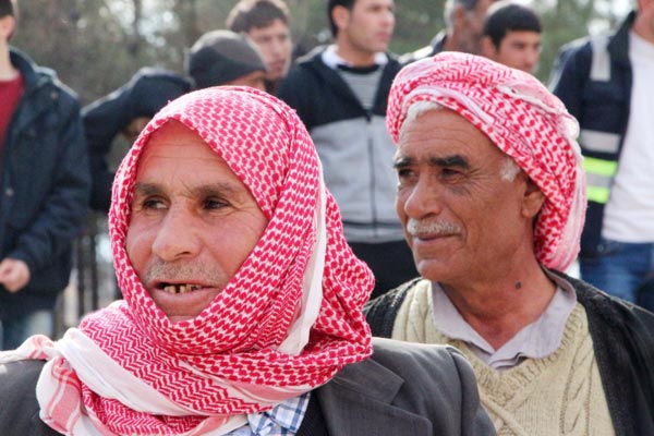 Hülya Avşar Kobanili kadınları ziyaret etti