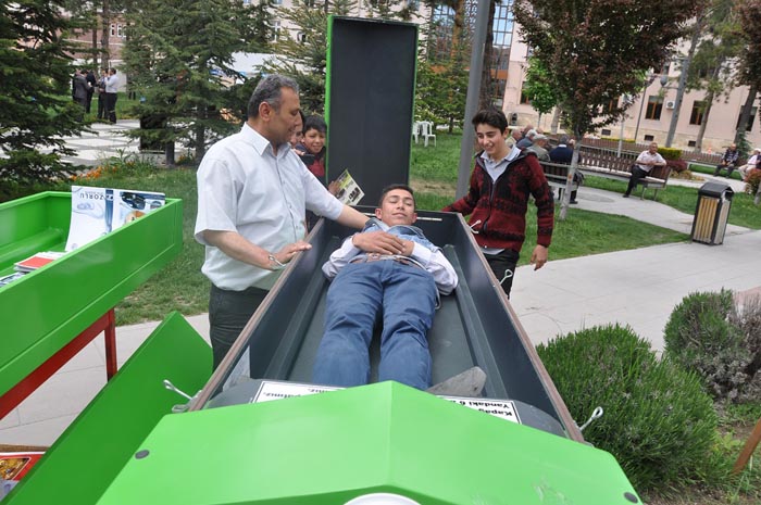 Neyin önünde selfie çektiklerini görünce hayrete düşeceksiniz!