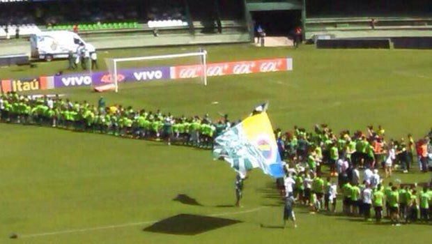 Alex'in jübilesinde Fenerbahçe bayrağı