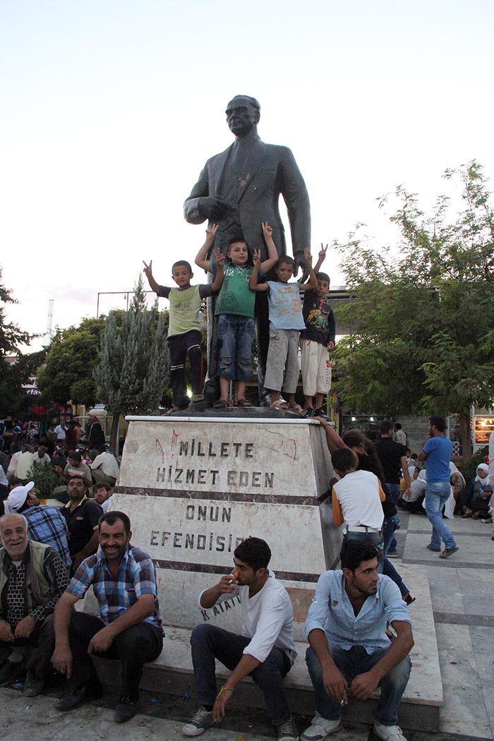 Suruç'un nüfusu bir haftada ikiye katlandı