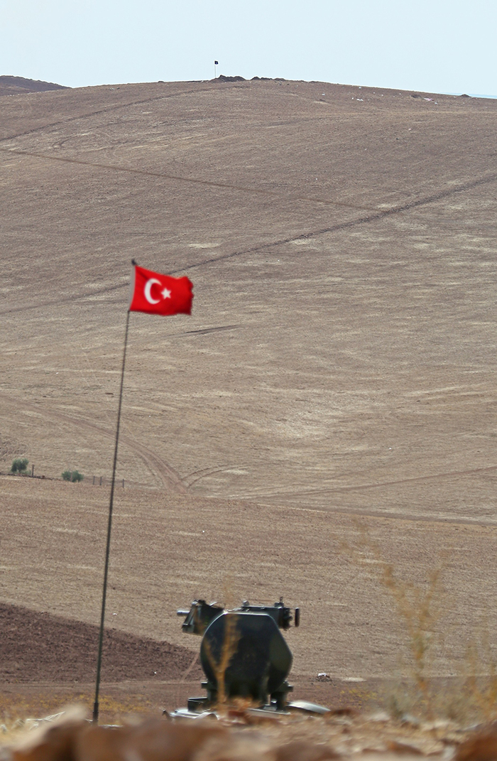 IŞİD o tepeye bayrak dikti!