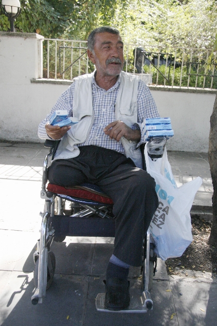 Ayağını kaybedince karısı evden kovdu