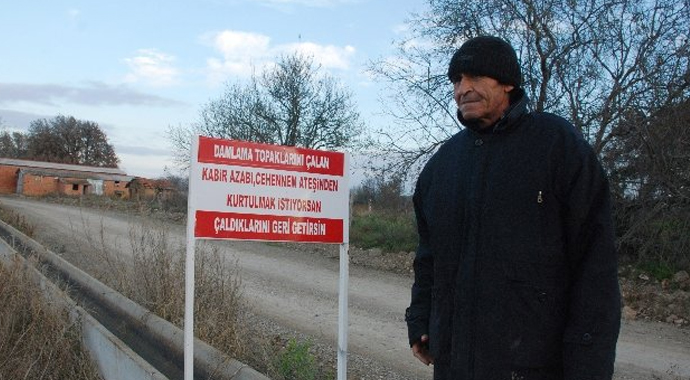 Çiftçi hırsızları bu tabela ile uyardı