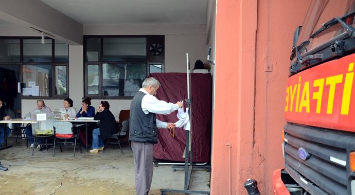 Oy kullanmak için herkes okullara koşarken, onlar itfaiyeye gitti